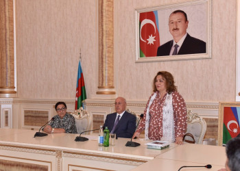 Zakir Fərəcov Hicran Hüseynovanı 70 illik yubileyi münasibətilə təbrik etdi