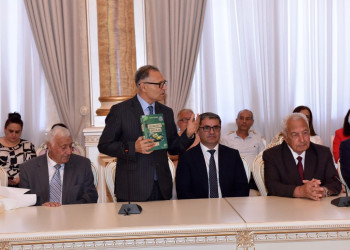 Zakir Fərəcov Hicran Hüseynovanı 70 illik yubileyi münasibətilə təbrik etdi