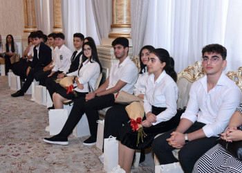 Zakir Fərəcov yüksək bal toplayan məzunlarla görüşüb