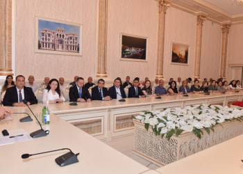 Zakir Fərəcov Hicran Hüseynovanı 70 illik yubileyi münasibətilə təbrik etdi