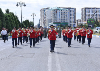 Sumqayıtda hərbçilərin təntənəli yürüşü keçirilib