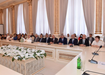 Zakir Fərəcov Hicran Hüseynovanı 70 illik yubileyi münasibətilə təbrik etdi