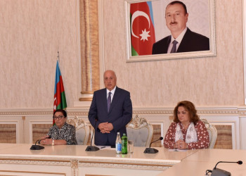 Zakir Fərəcov Hicran Hüseynovanı 70 illik yubileyi münasibətilə təbrik etdi