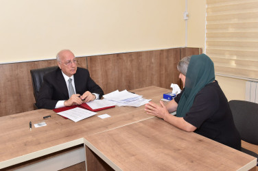 Zakir Fərəcov 4-cü mikrorayonda sakinlərlə səyyar qəbul keçirib