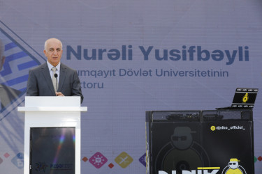 Zakir Fərəcov 4-cü mikrorayonda sakinlərlə səyyar qəbul keçirib
