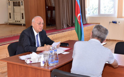 Zakir Fərəcov Sumqayıt sakinləri ilə birbaşa ünsiyyəti davam etdirir