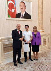 Zakir Fərəcov yüksək bal toplayan məzunlarla görüşüb