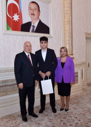 Zakir Fərəcov yüksək bal toplayan məzunlarla görüşüb