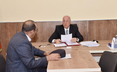 Zakir Fərəcov 4-cü mikrorayonda sakinlərlə səyyar qəbul keçirib