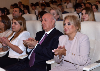 Zakir Fərəcov yüksək bal toplayan məzunlarla görüşdü