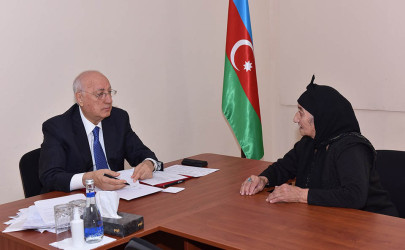 Zakir Fərəcov 2-ci mikrorayonda sakinlərlə növbəti səyyar qəbul keçirib