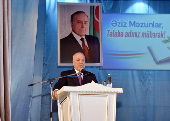 Zakir Fərəcov yüksək bal toplayan məzunlarla görüşdü