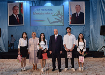 Zakir Fərəcov yüksək bal toplayan məzunlarla görüşdü