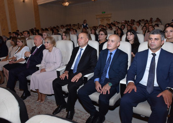 Zakir Fərəcov yüksək bal toplayan məzunlarla görüşdü