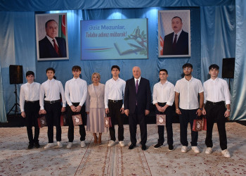 Zakir Fərəcov yüksək bal toplayan məzunlarla görüşdü