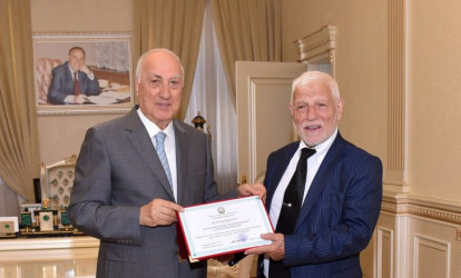 Zakir Fərəcov veteran cüdoçunu Fəxri Fərmanla təltif edib