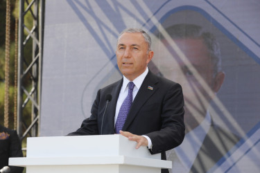 Zakir Fərəcov 4-cü mikrorayonda sakinlərlə səyyar qəbul keçirib