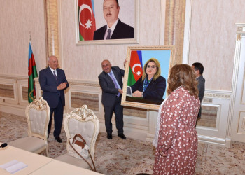 Zakir Fərəcov Hicran Hüseynovanı 70 illik yubileyi münasibətilə təbrik etdi