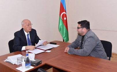 Zakir Fərəcov 2-ci mikrorayonda sakinlərlə növbəti səyyar qəbul keçirib