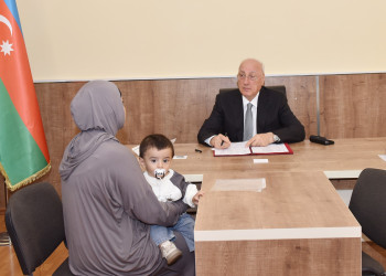 Zakir Fərəcov 4-cü mikrorayonda sakinlərlə səyyar qəbul keçirib