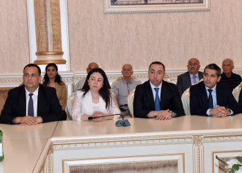 Zakir Fərəcov Hicran Hüseynovanı 70 illik yubileyi münasibətilə təbrik etdi