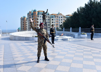 Sumqayıt Şəhidlər xiyabanında 8 Noyabr – Zəfər Günü münasibətilə tədbir keçirilib.