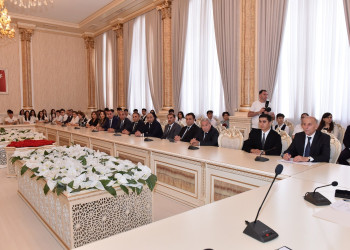 Zakir Fərəcov yüksək bal toplayan məzunlarla görüşüb