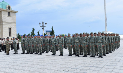 Sumqayıtda hərbçilərin təntənəli yürüşü keçirilib