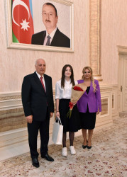 Zakir Fərəcov yüksək bal toplayan məzunlarla görüşüb