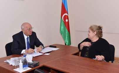 Zakir Fərəcov 2-ci mikrorayonda sakinlərlə növbəti səyyar qəbul keçirib