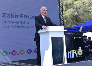 Zakir Fərəcov 4-cü mikrorayonda sakinlərlə səyyar qəbul keçirib