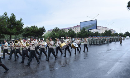 Sumqayıtda hərbçilərin təntənəli yürüşü keçirilib