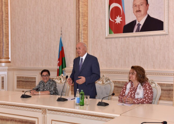 Zakir Fərəcov Hicran Hüseynovanı 70 illik yubileyi münasibətilə təbrik etdi