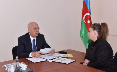 Zakir Fərəcov 2-ci mikrorayonda sakinlərlə növbəti səyyar qəbul keçirib