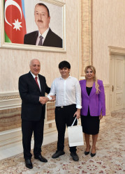 Zakir Fərəcov yüksək bal toplayan məzunlarla görüşüb