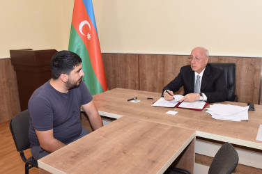 Zakir Fərəcov 4-cü mikrorayonda sakinlərlə səyyar qəbul keçirib