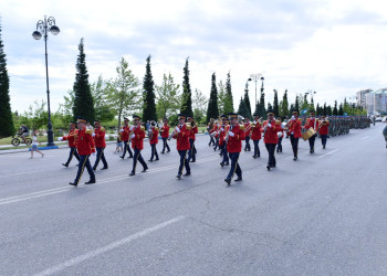 Sumqayıtda hərbçilərin təntənəli yürüşü keçirilib