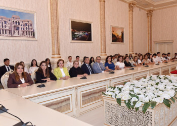 Zakir Fərəcov yüksək bal toplayan məzunlarla görüşüb